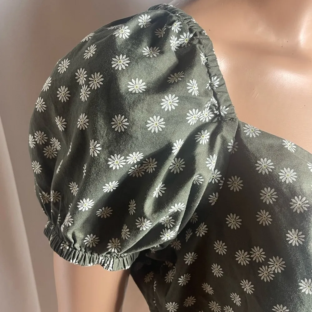 Abound Olive Green Puff Sleeve Crop Blouse Baby Tee Size L White Floral - Image 3