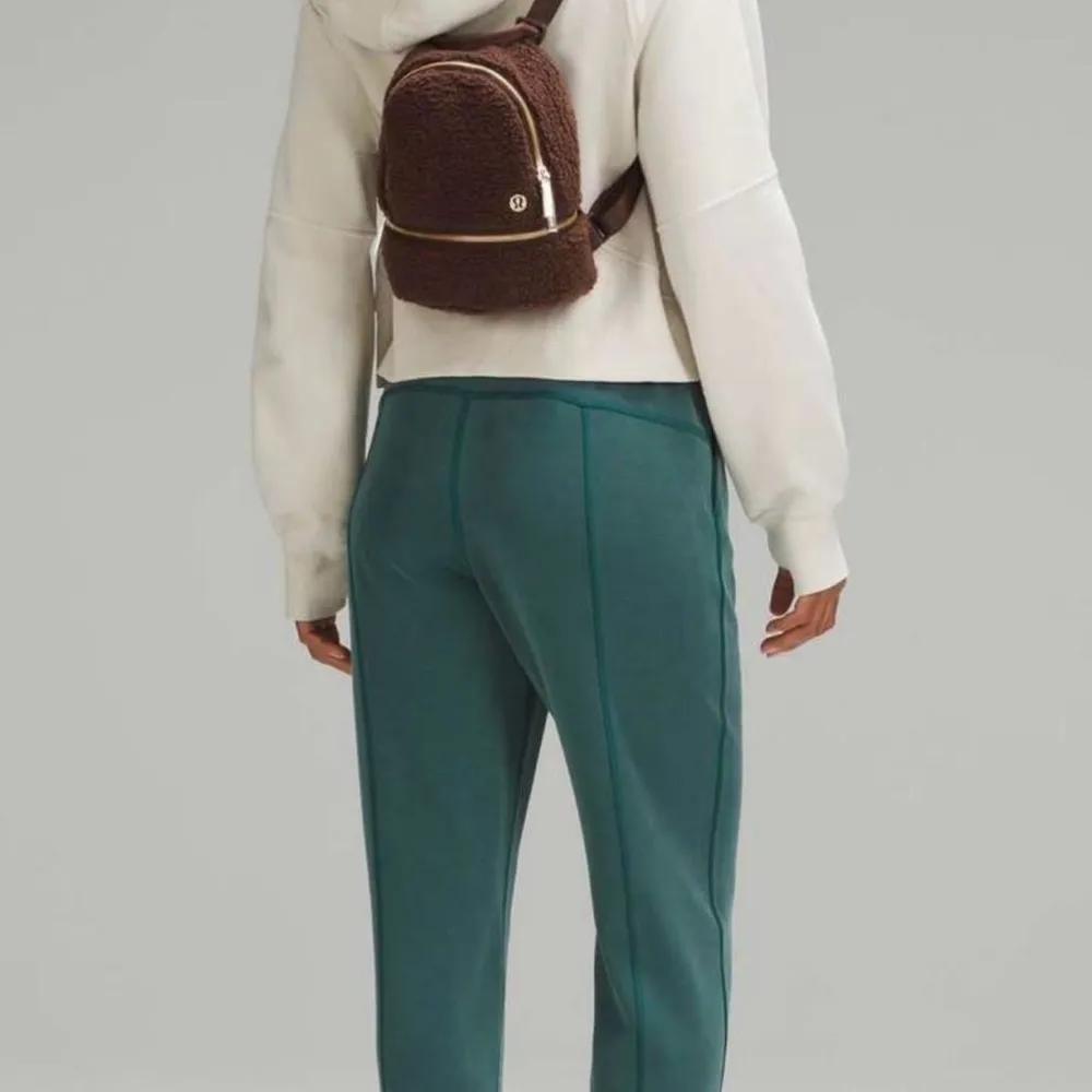 Lululemon City adventurer backpack mini 3L fleece 
Brown earth/gold - Image 3