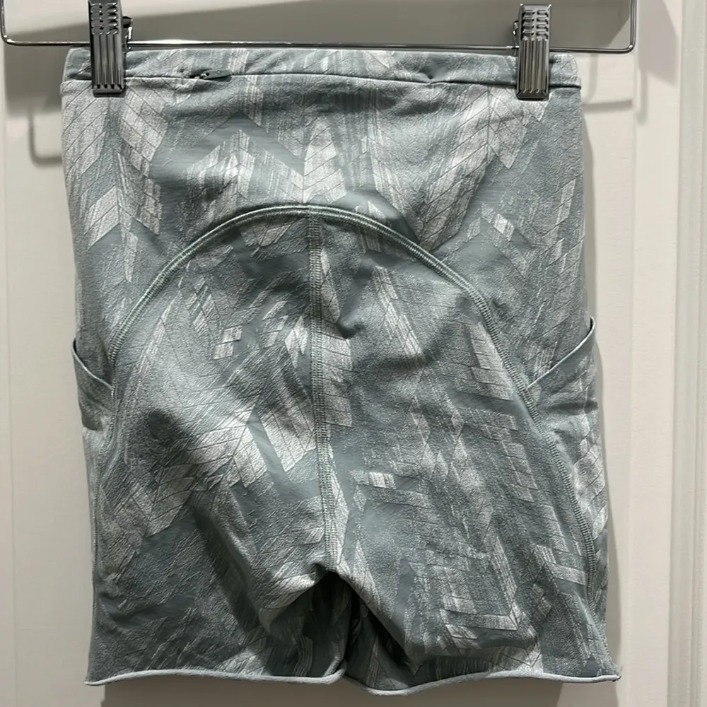 Lululemon Swift Speed High Rise Shorts Reverberate Chevron Silver Blue Sz 2 - Image 6