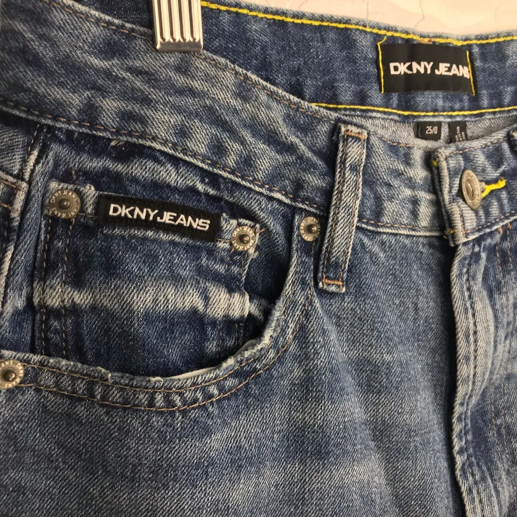 DKNY Women's Kent High Rise Straight Leg Jeans Blue Raw Hem Size 25 - Image 8
