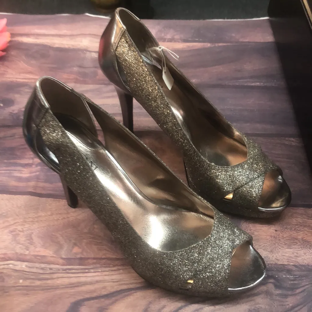 Alfani sz 8 goldish black w/ glitter look shoes - Image 3