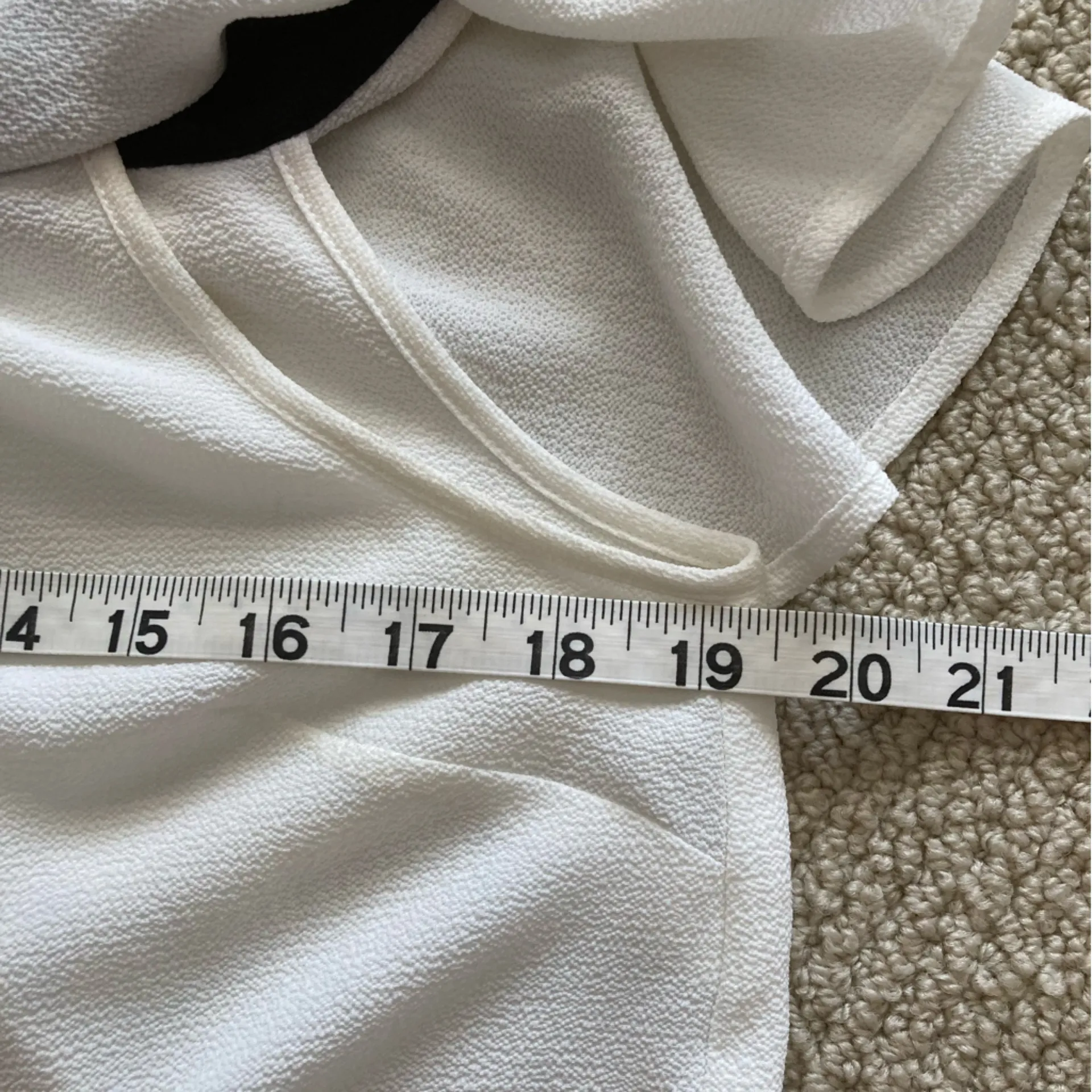 Vince Camuto Tiered Off the Shoulder Blouse White Black Size Medium Flowy FLAWS - Image 9