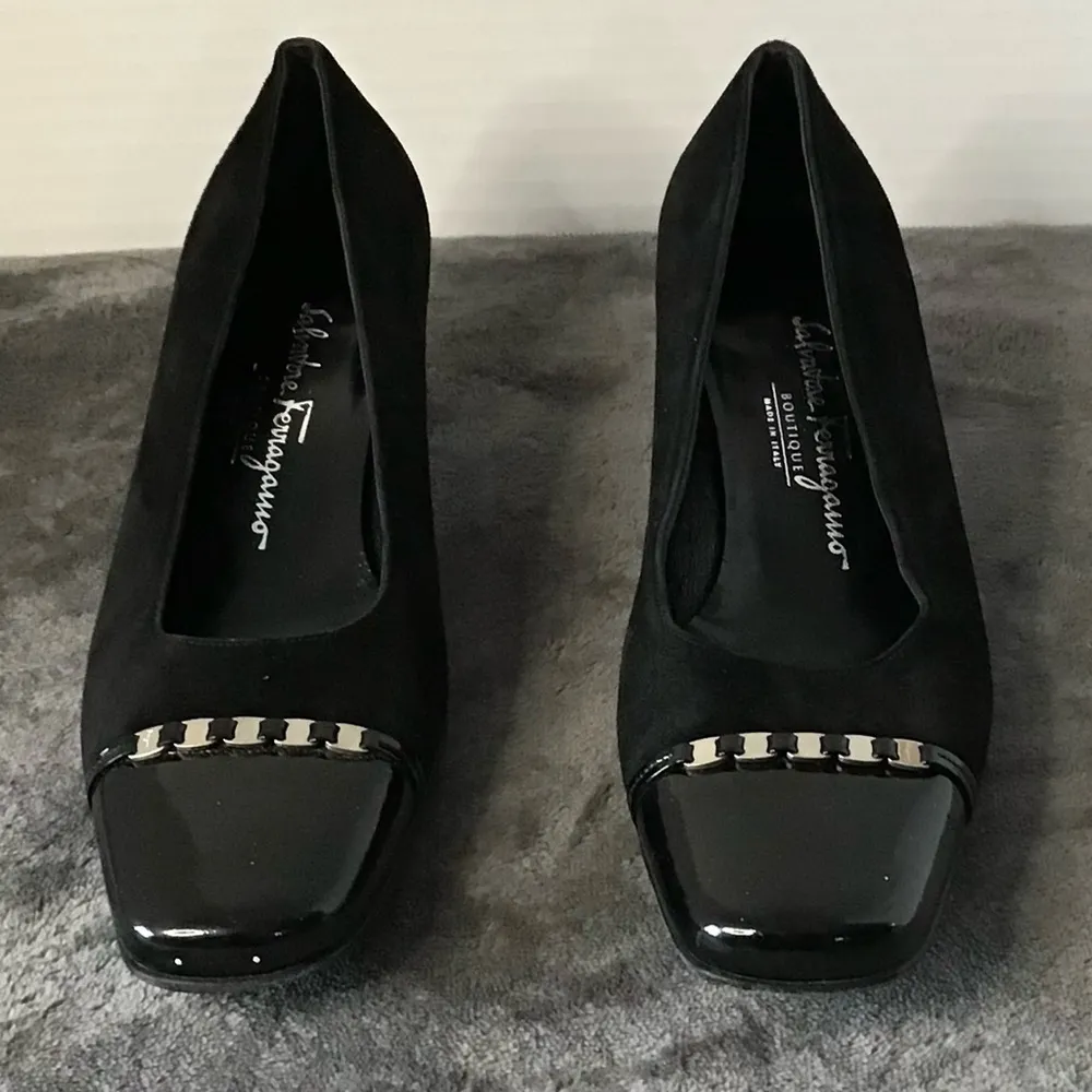 Salvatore Ferragamo Guendy Black Suede Patent made in Italy‎ chain pump sz 6.5 - Image 2