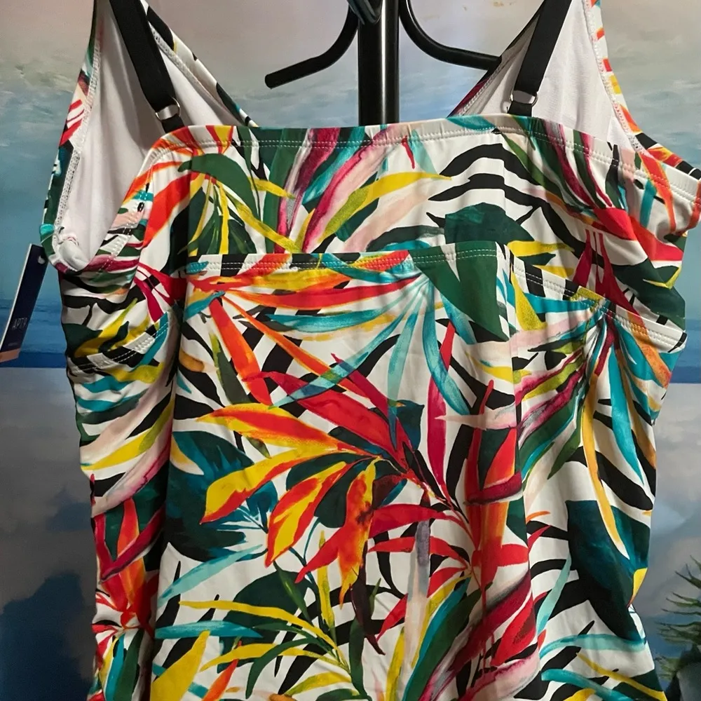 23M.- Apt 9 Tanki  V-Neck Top - Image 4