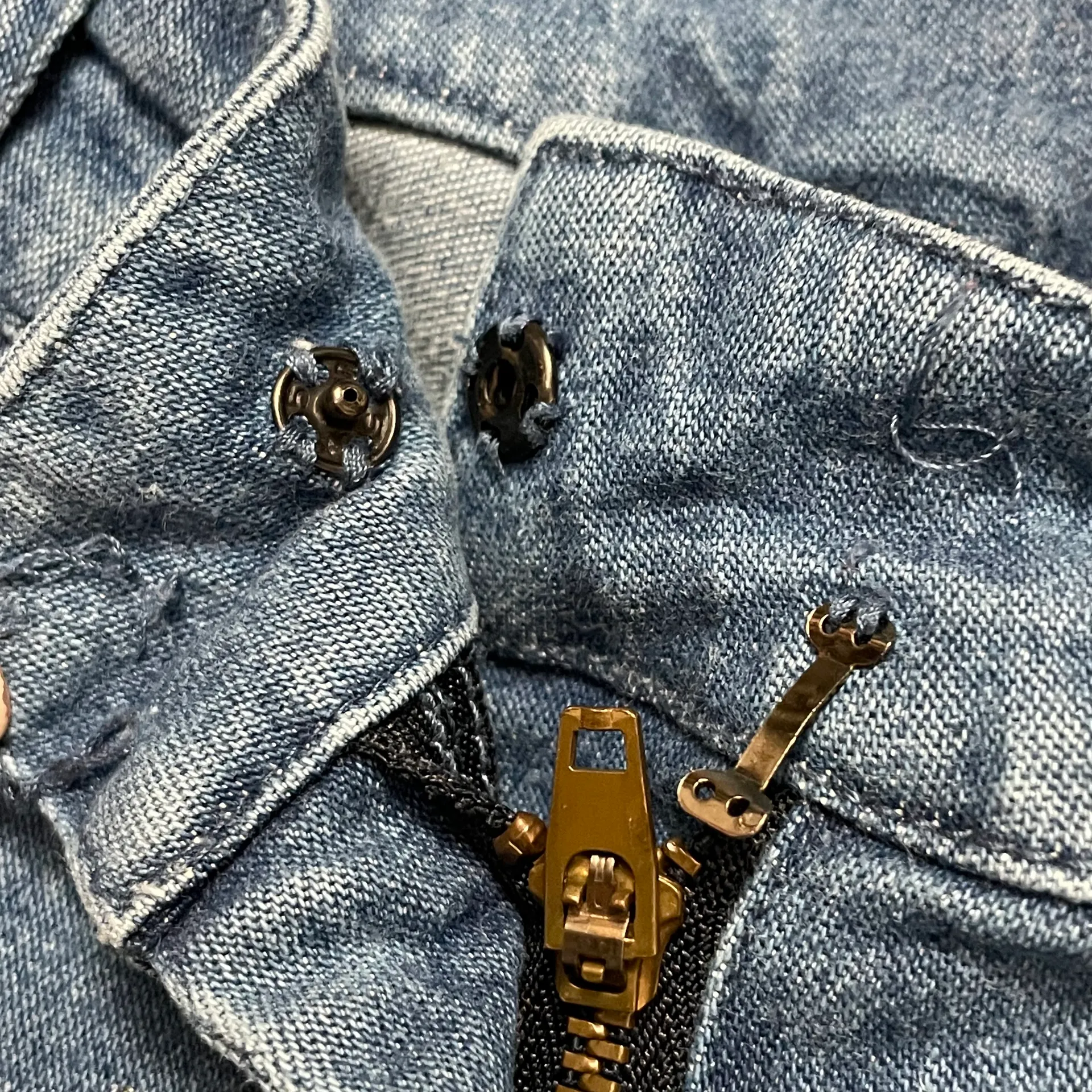 Jeans With Cream Colored Embroidery Size 0 - Image 9