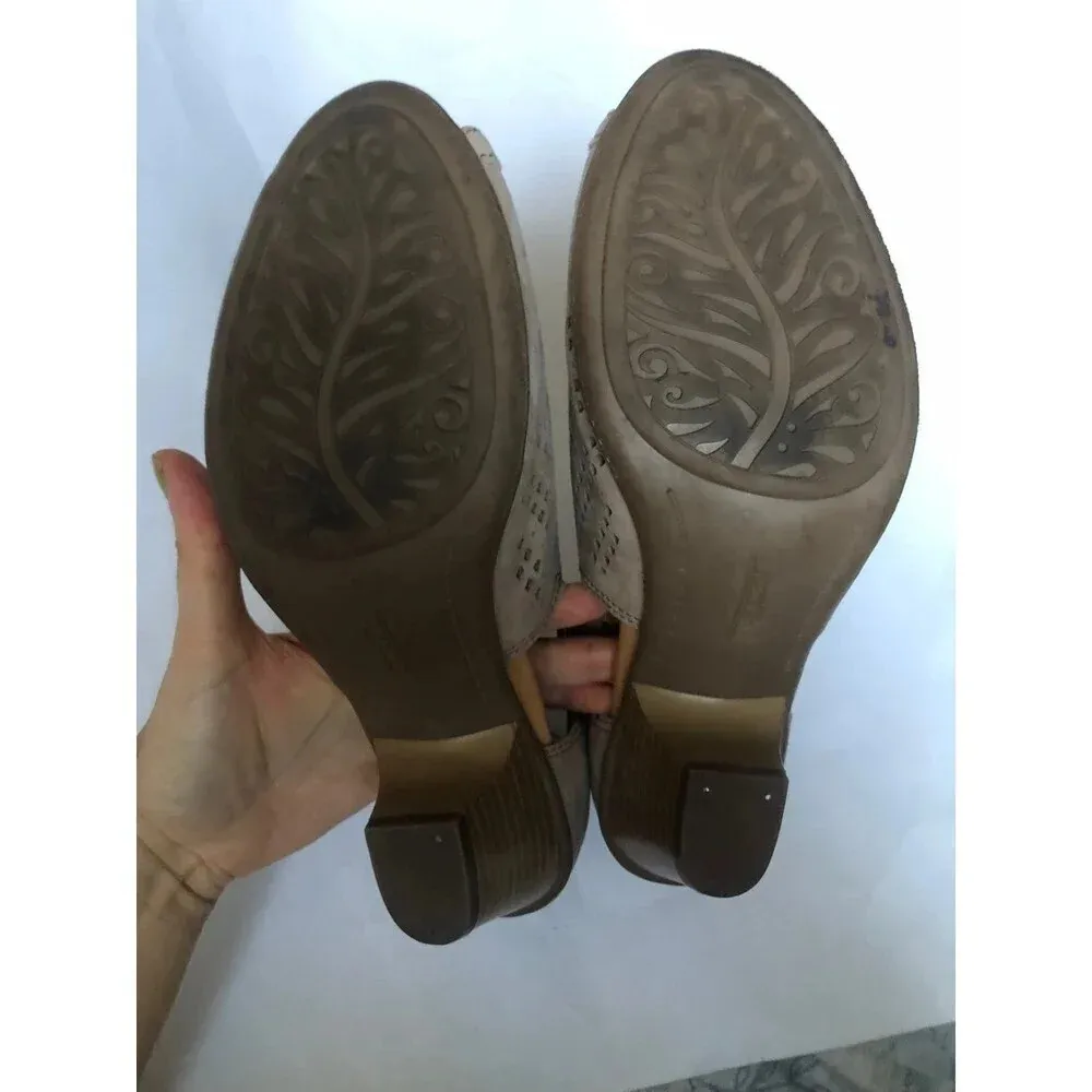 Earth Women’s Keri Taupe perforated ankle bootie sz 6.5B - Image 5