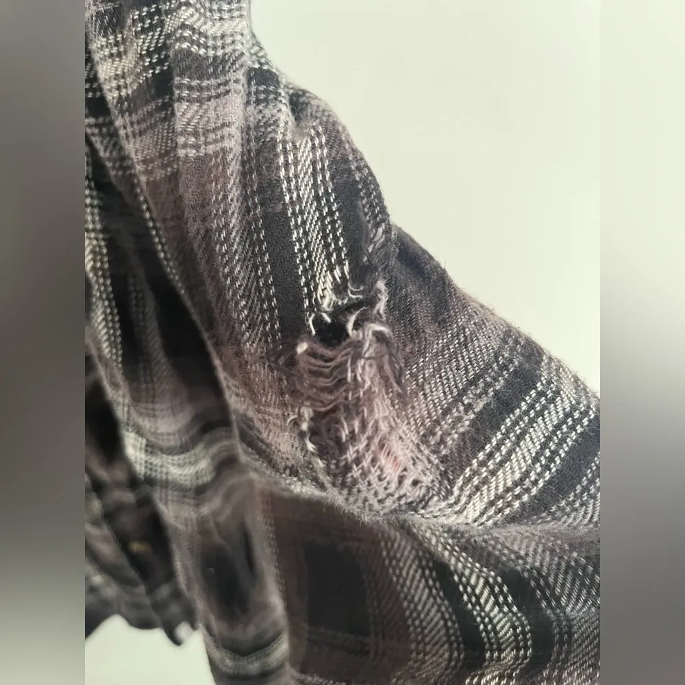 American Eagle Distressed Black/Grey/White Flannel. Size Medium - Image 6