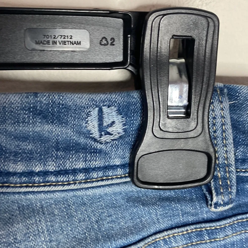 Kensie ankle length step hem medium wash jeans size 28 - Image 9