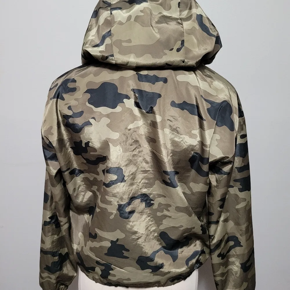 Buckle  Ashley camo cropped windbreaker jacket size medium - Image 7