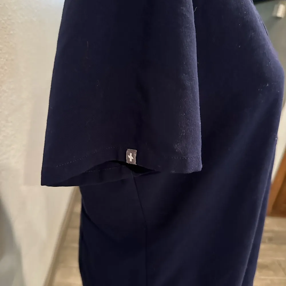 Like new by figs Casma Three-Pocket Scrub Top™ Navy Blue Women's V-Neck Top - Image 5