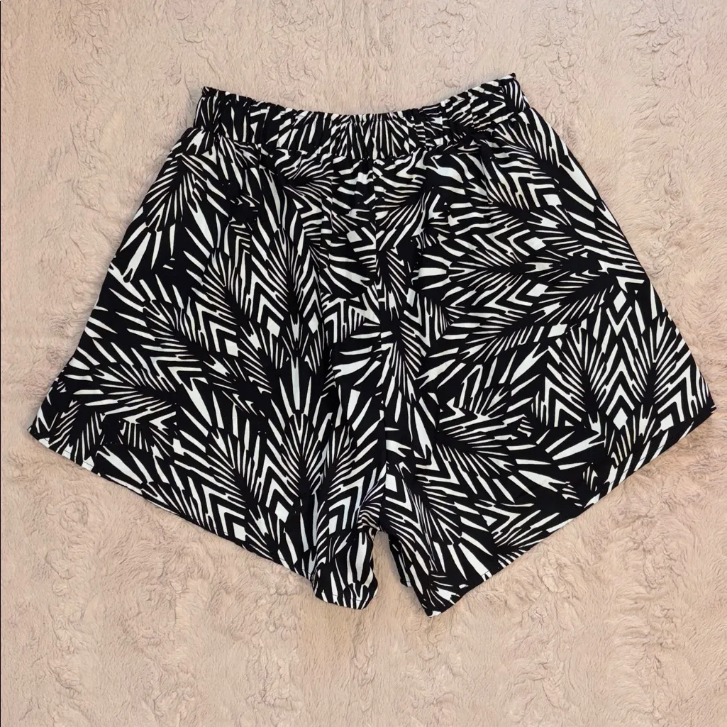 Tyche shorts in size M - Image 5