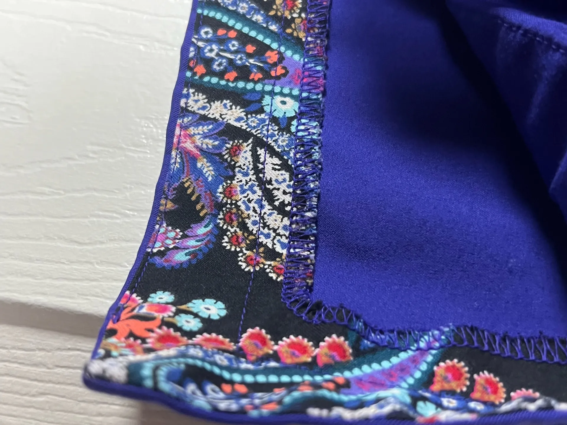 Vera Bradley Women's Indigo Scrub Top Size Medium EUC - Image 4