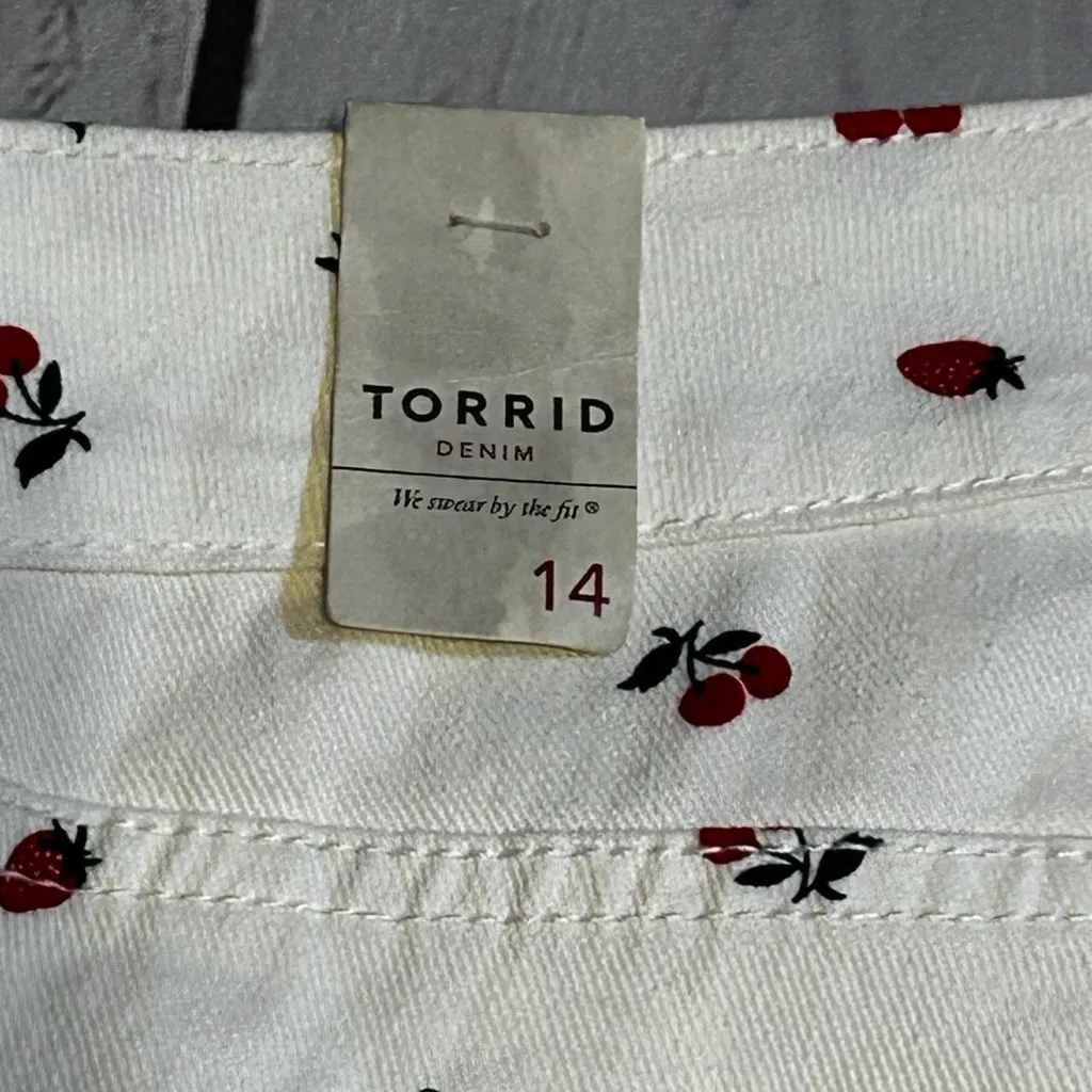 NWT Torrid Size 14 White Shorts with Strawberry and Cherry Print - Image 3