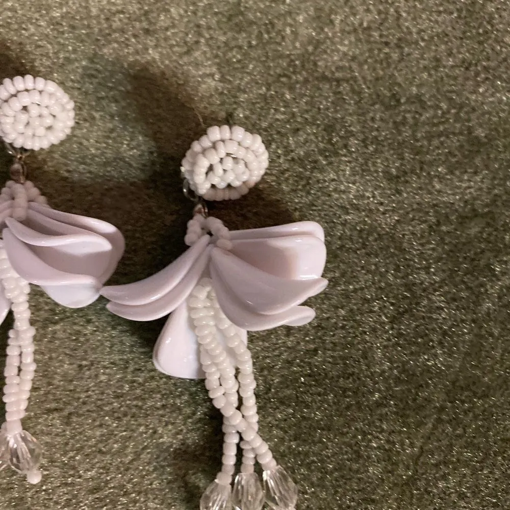 #403 BOUTIQUE Flower Drop Earrings White - Image 5