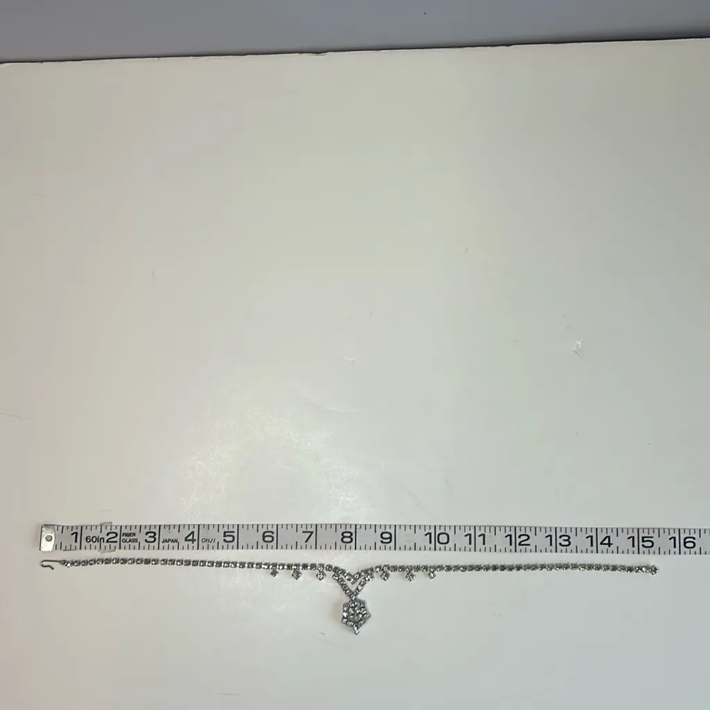 Vintage dressy classic silver tone necklace with sparkling crystal stones - Image 4