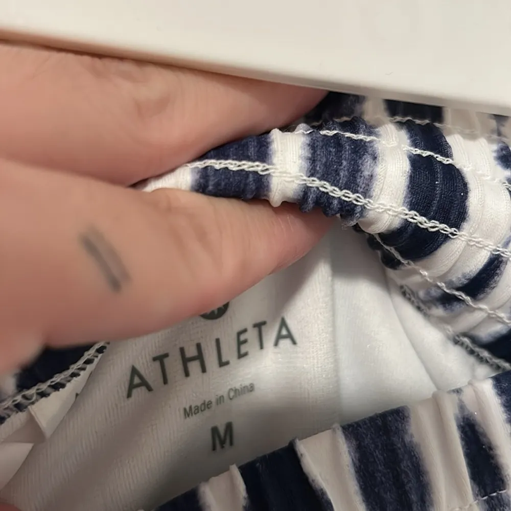 Athleta Blue and White Board Shorts With Liner Size Medium - Image 2