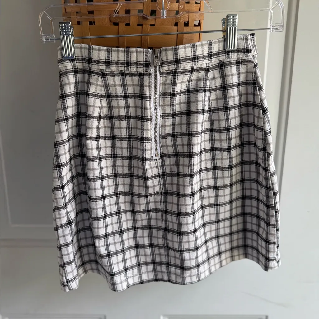 Hollister Black and White Plaid Mini Skirt - Image 4
