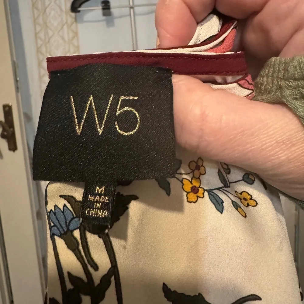 ANTHROPOLOGIE W5 cream with floral print long sleeve blouse SIZE MEDIUM - Image 7