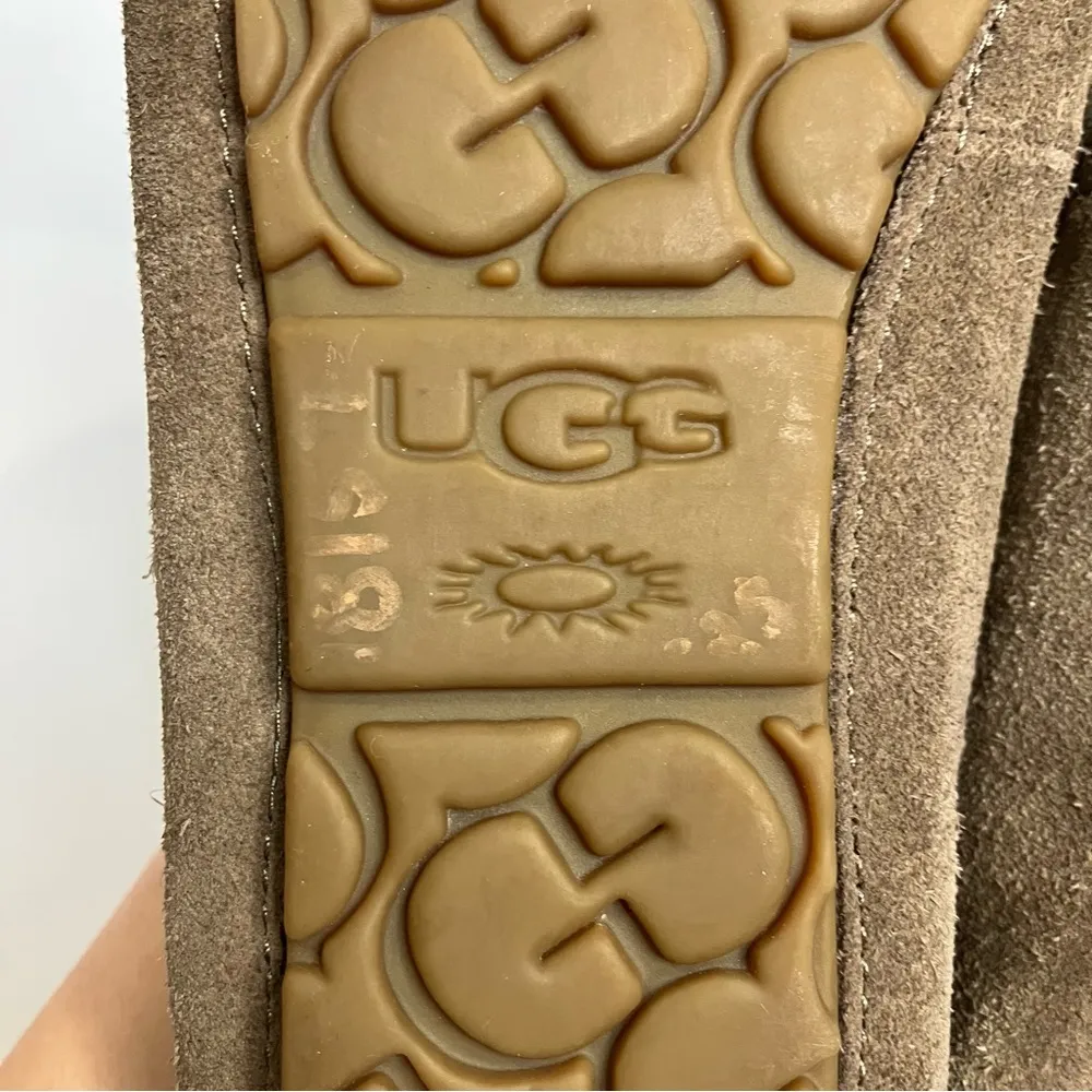 UGG Dakota slippers taupe women’s size 6 house shoes casual shearling lined - Image 8