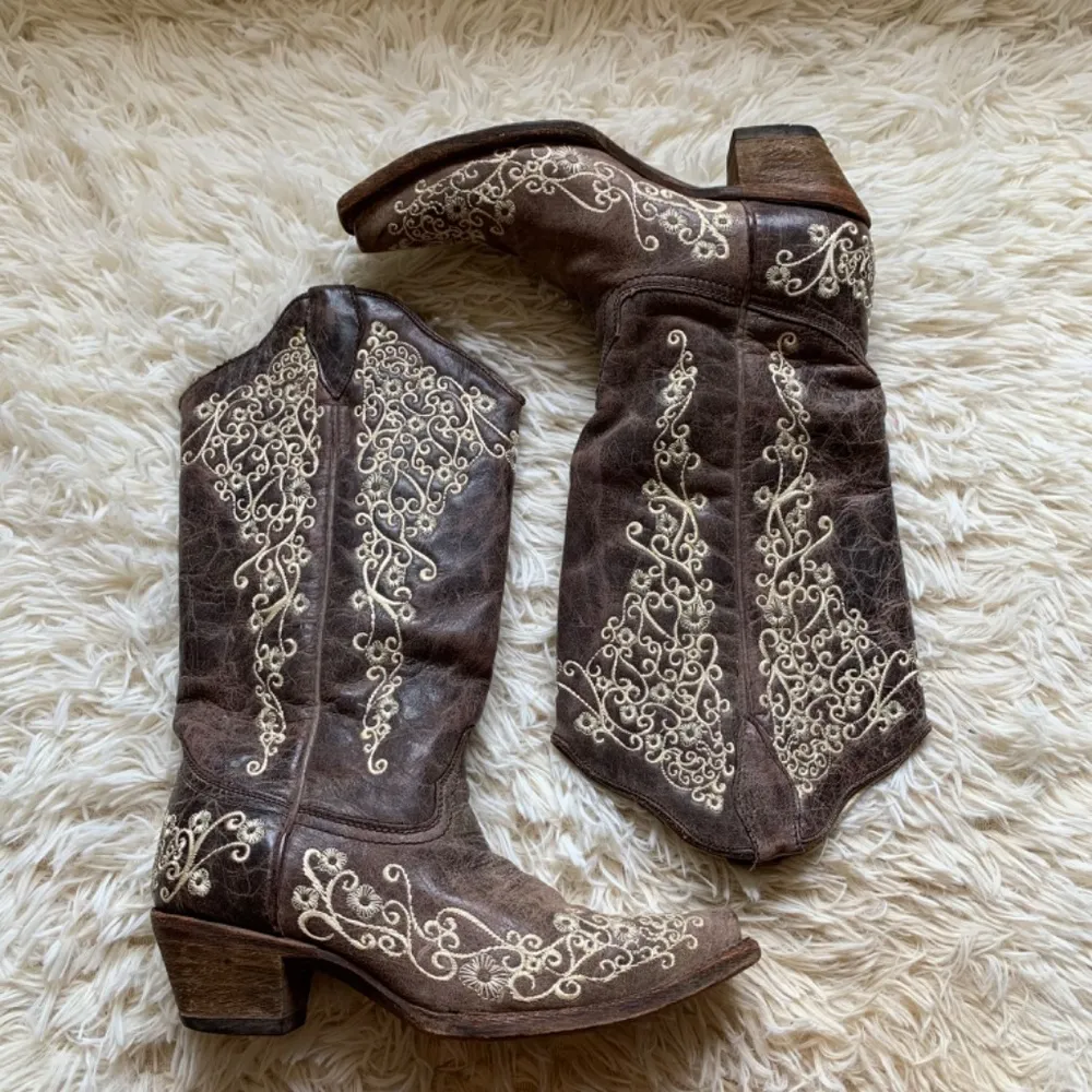 Brown Cowgirl Western Boots Floral White Flower Detail - Image 4