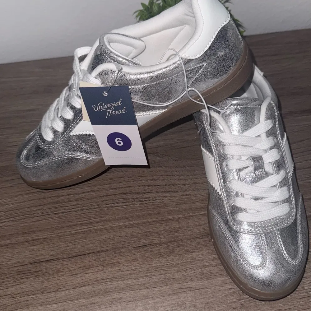 Universal Threads Universal Thread Metallic Silver Women's Sneakers - Image 4