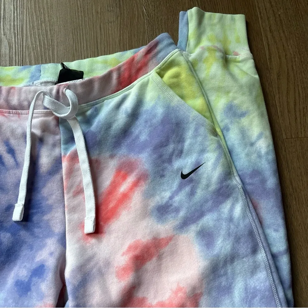 Nike Women's Multi Color Tie-Dye Training Jogger Pants Size Small - Image 3