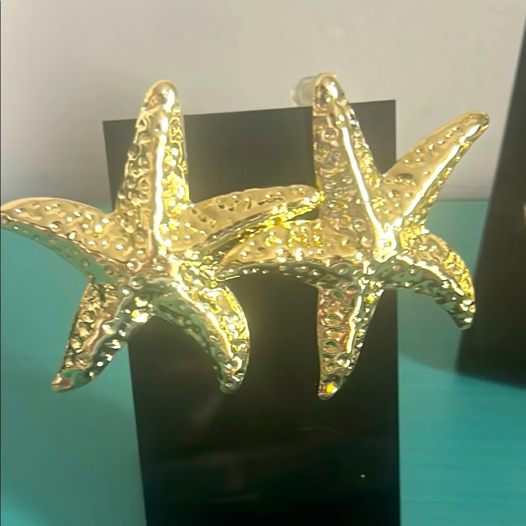 4 Pair Gold Tone Starfish and Shell Tropical Ocean Dangle Statement Earrings Set - Image 7