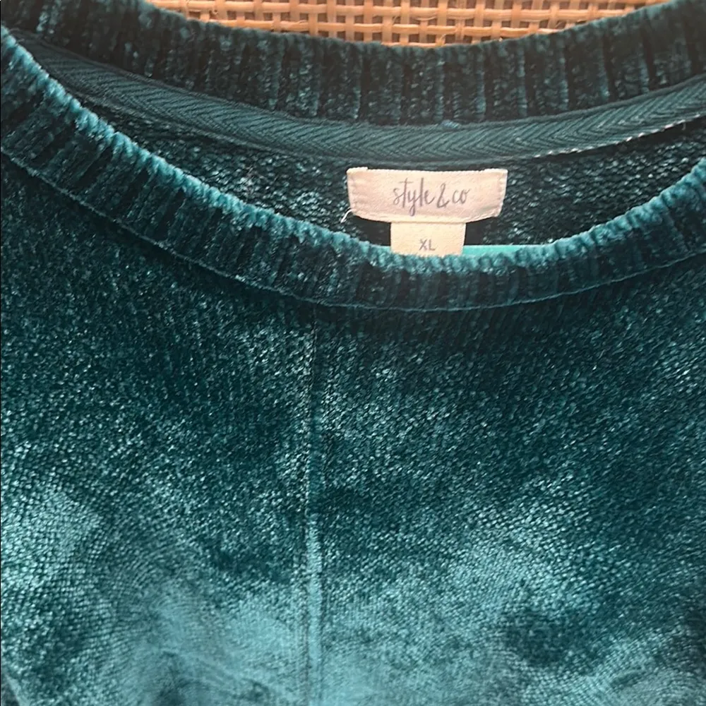 Luxurious Green Velvet Sweater Size XL - Image 2