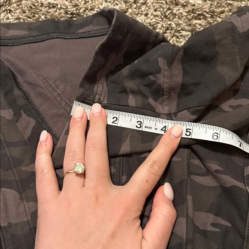 Athelta Farallon Short Camo Size 4 - Image 6