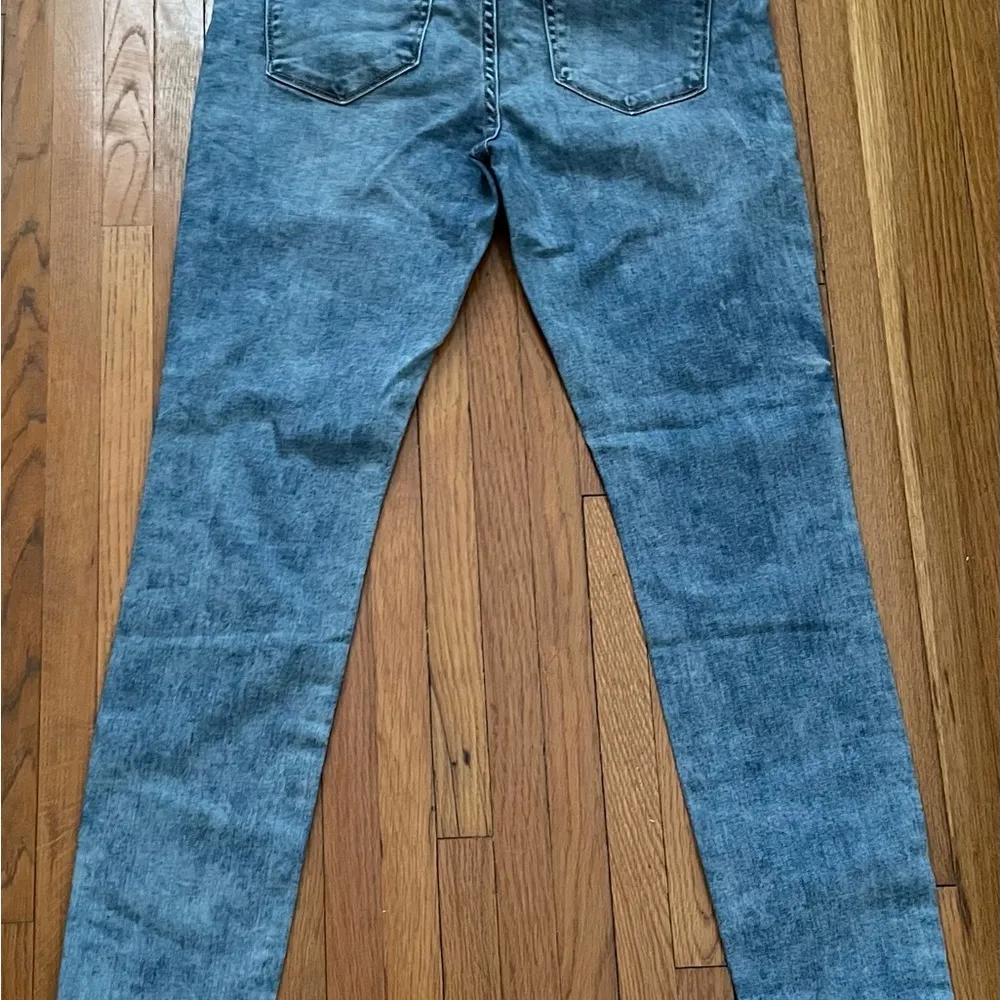 Blank NYC Skinny Classique distressed blue medium wash jeans, size 28” low rise - Image 5