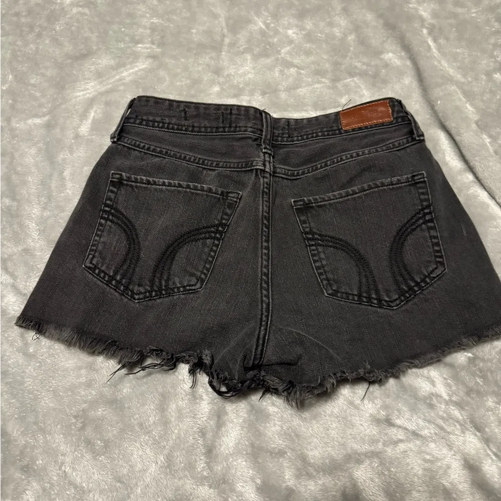 Hollister Black Distressed Jean Shorts High-Waisted - Image 2