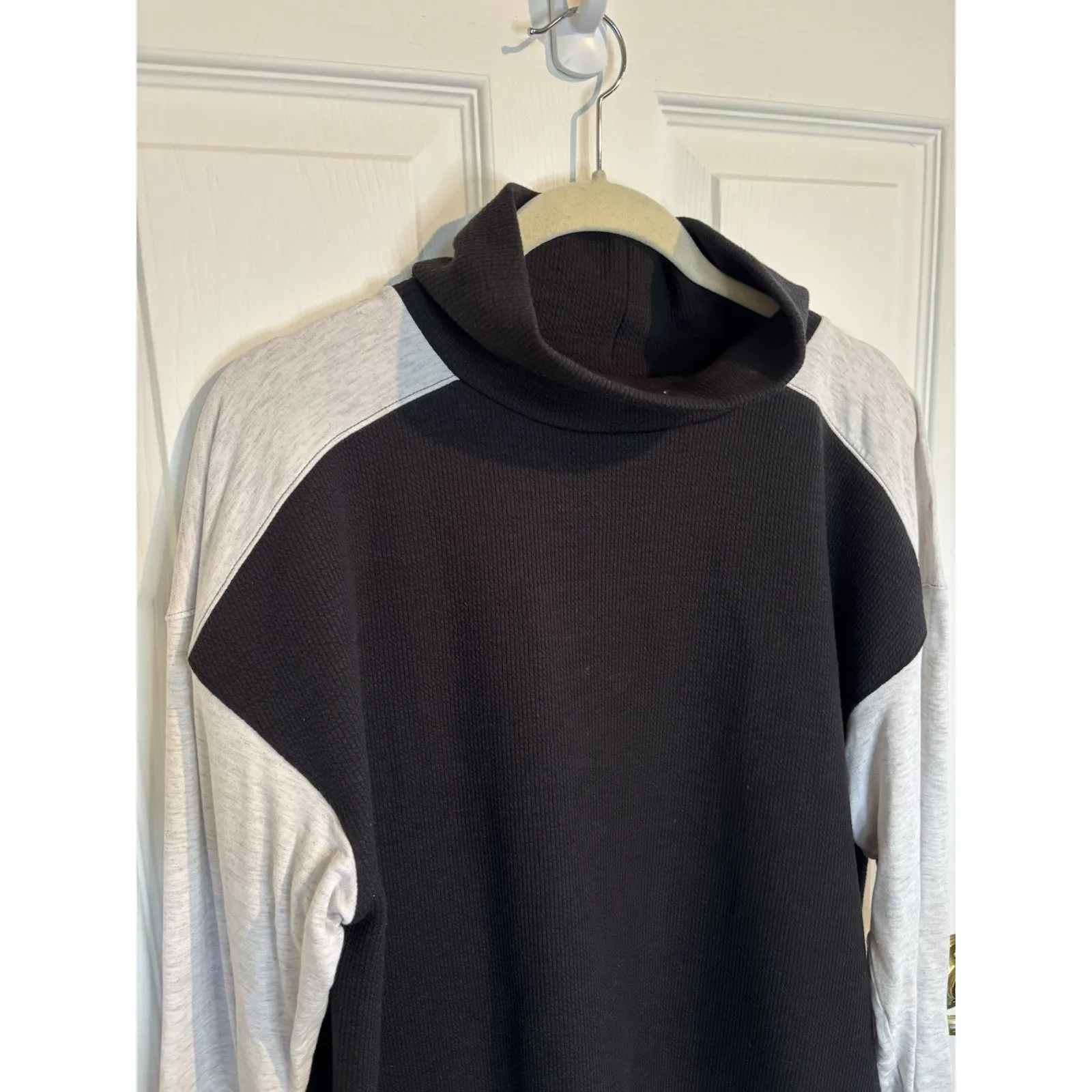 Simply Vera Wang Black White Funnel Neck Sweatshirt Size Small Casual Comfy - Image 4
