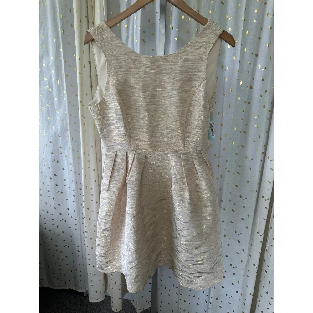 She + Sky NWT Zoey Metallic Gold Bow Back Pleated Cocktail Shift Dress M Size undefined - Image 2