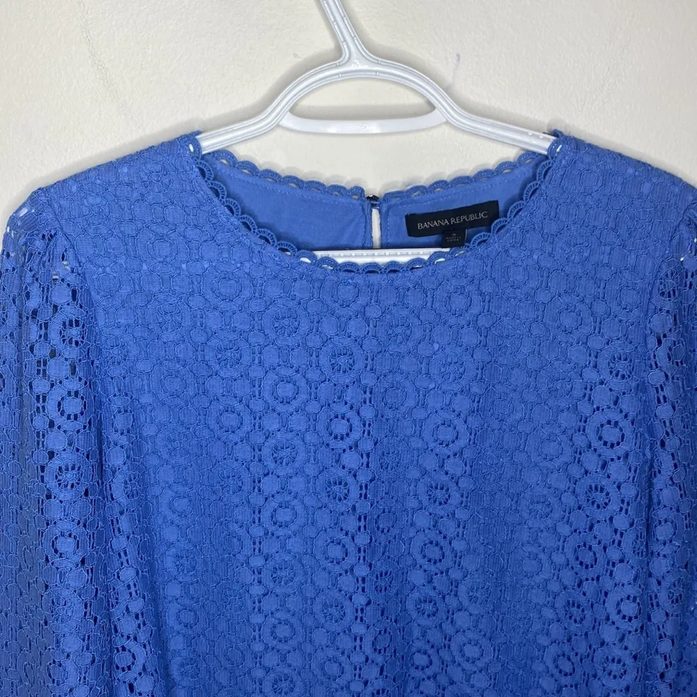 Banana Republic blue lace overlay fluted sleeve blouse size S - Image 4