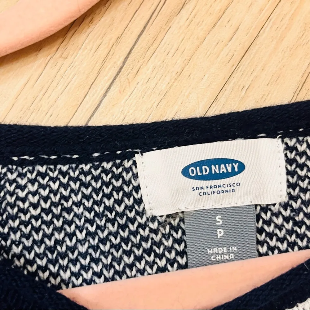 Woman’s Old Navy blue white buffalo sweater sz Small. - Image 5