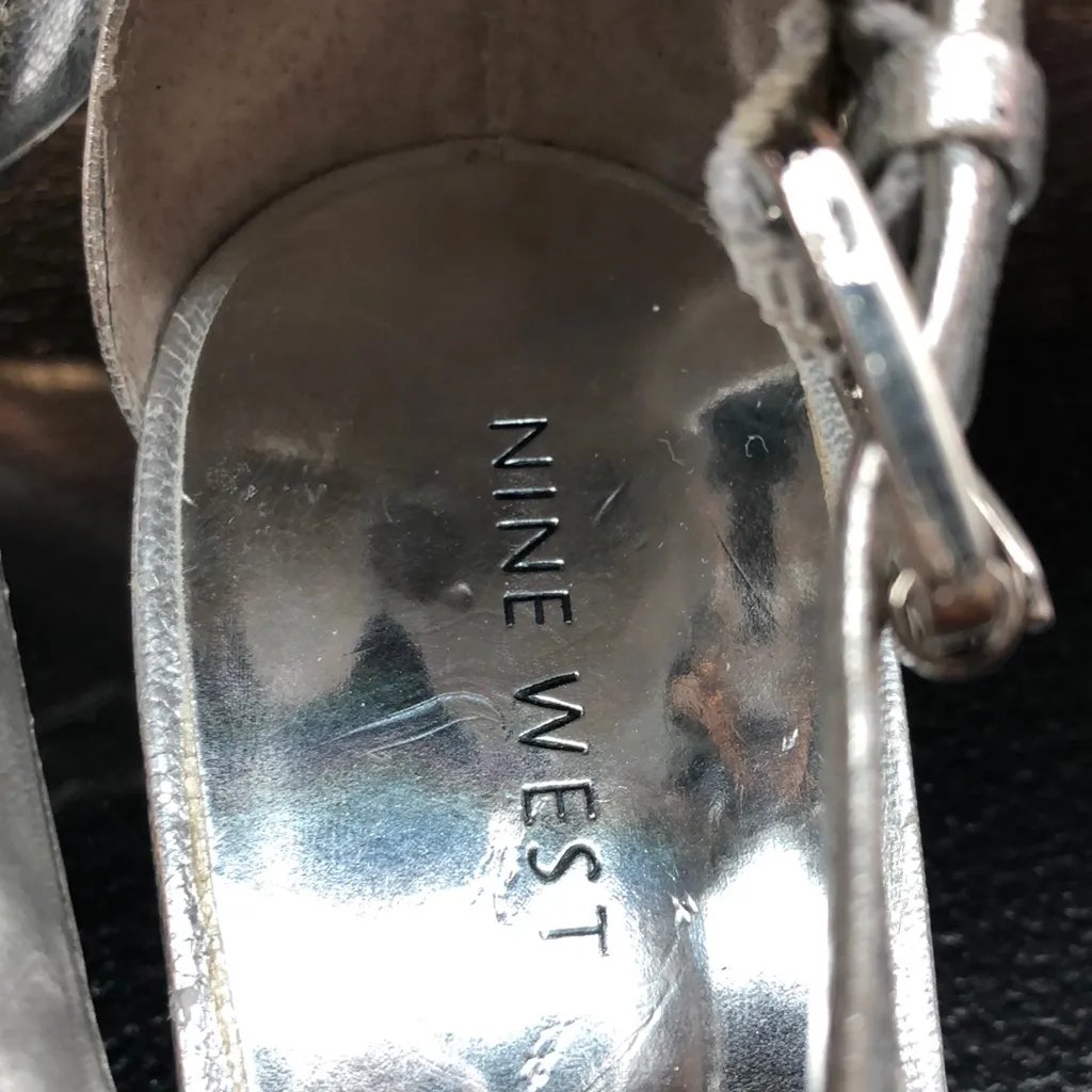 Size 8 medium Nine West Silver low heels - Image 2