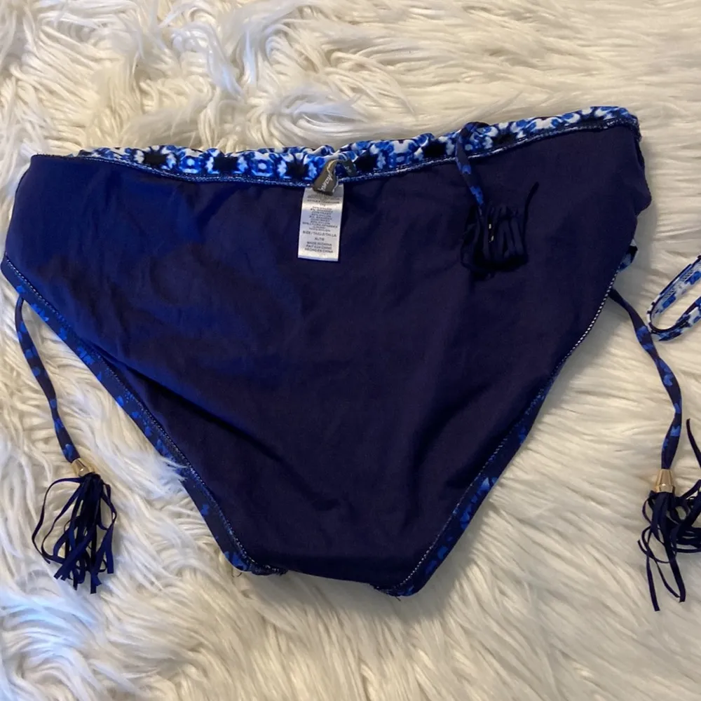 Tommy Bahama Swim two pieces top is size M and bottoms size XL excellent cond - Image 13