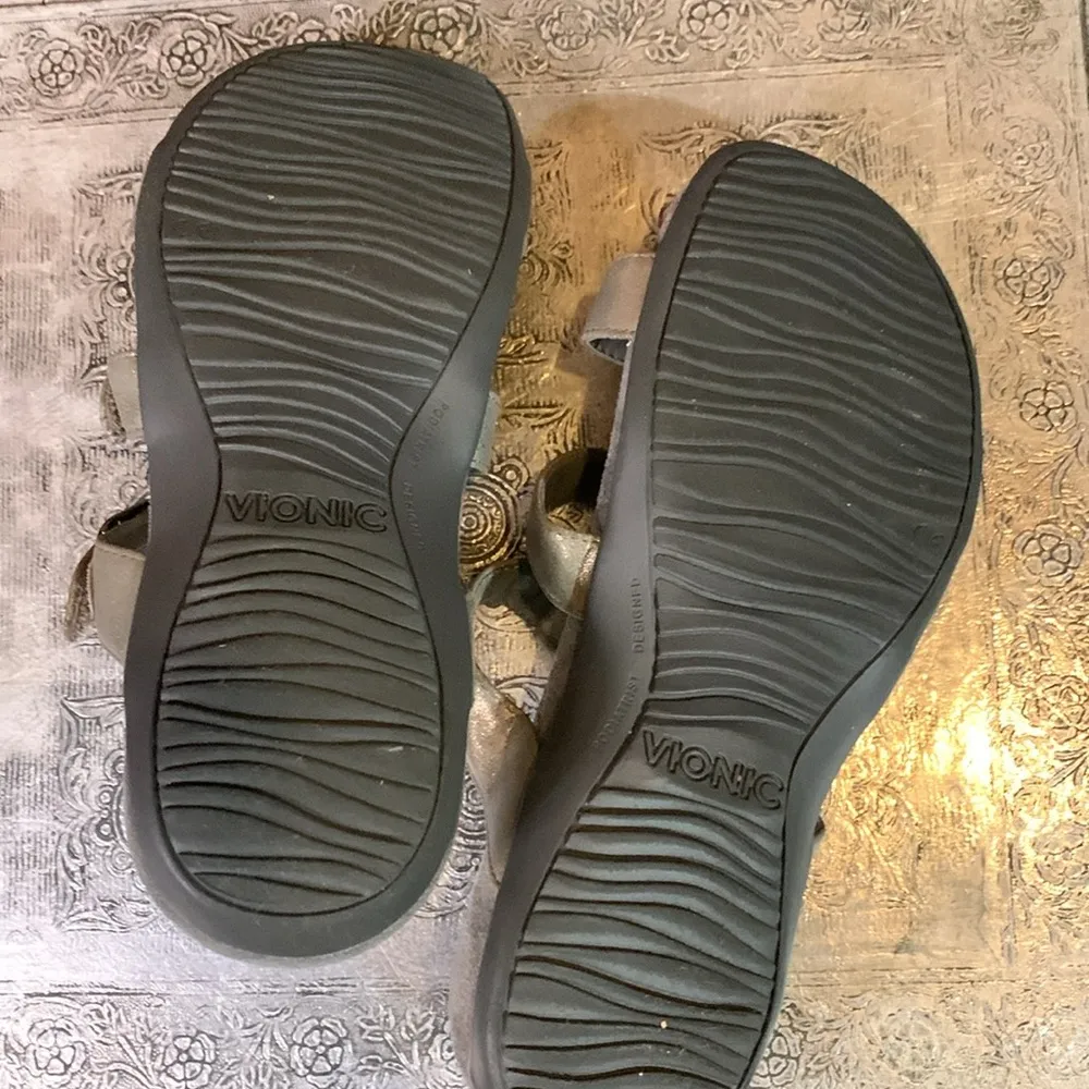 Vionic Leather Strappy Sandals in Gold and Gray Size 8 - Image 5