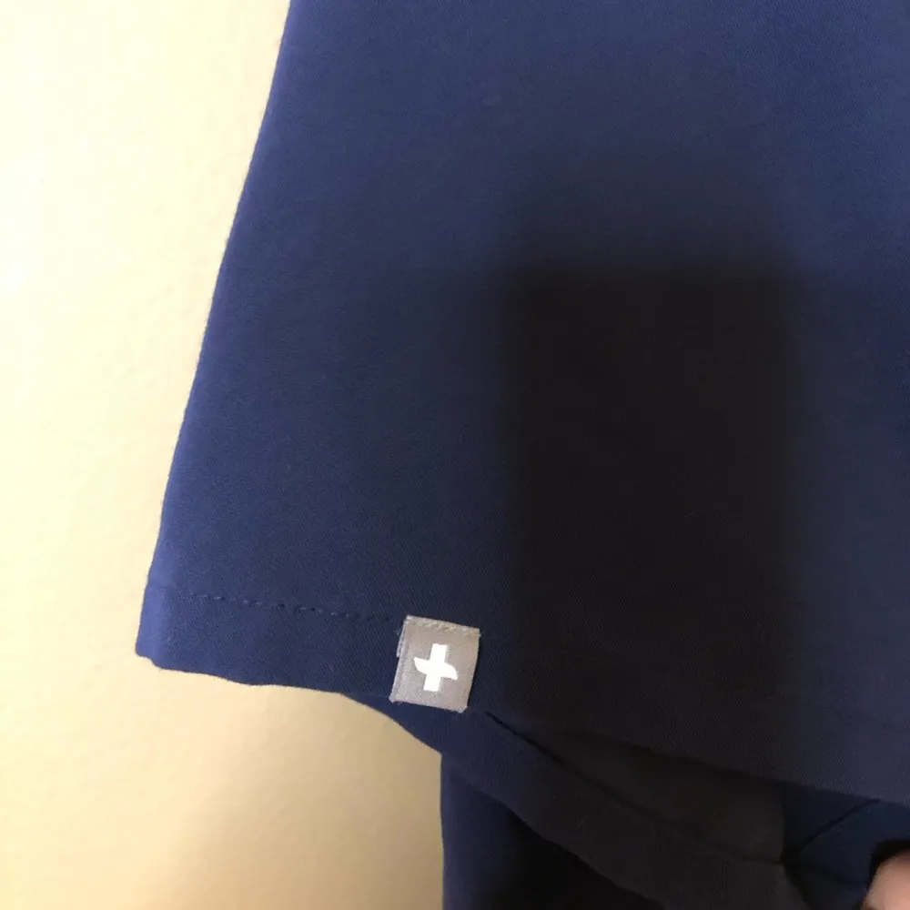 Figs Technical Collection Casma 3 pocket‎ V Neck Scrub Top Blue XL - Image 7