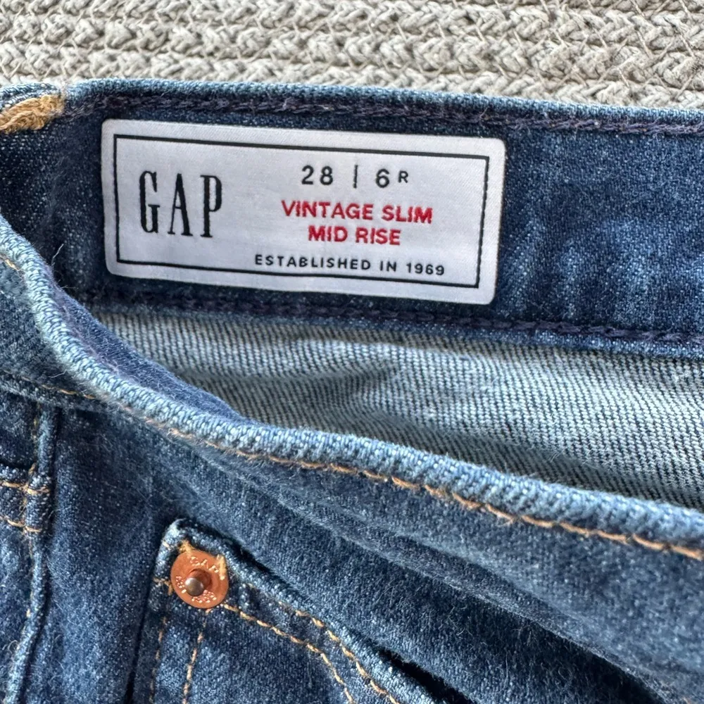 GAP Vintage Slim Mid Rise Classic Dark Rinse Denim Straight Leg Jean Size 6 - Image 3