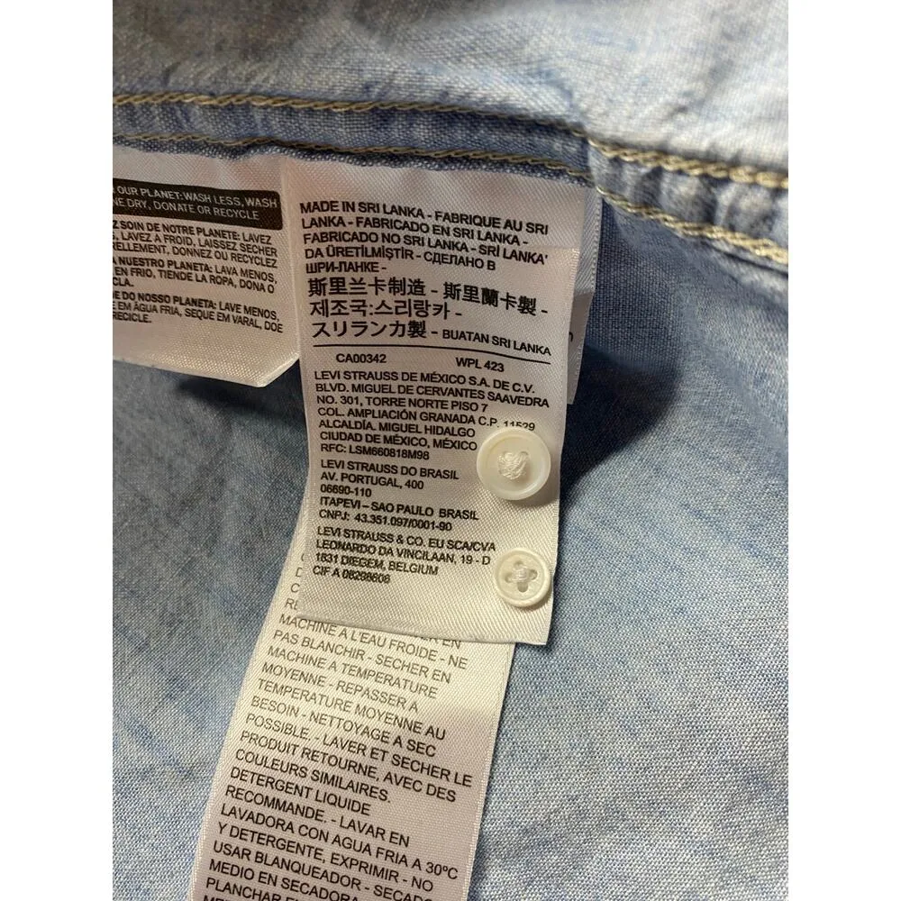 Levi’s Women's XL Long Sleeve Cotton Button Down Light Blue Relaxed Fit Chambray - Image 9