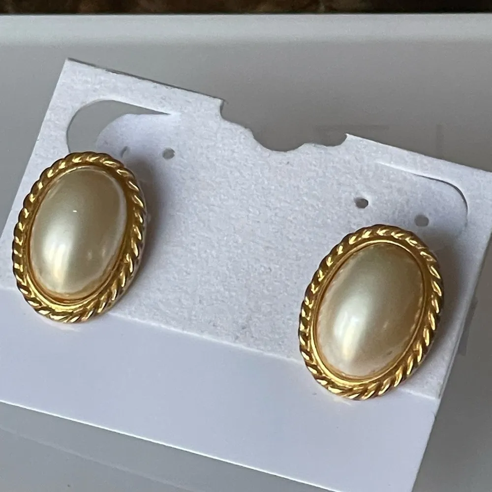 Trifari Signed Oval Pearl Clip On Vintage Earrings New Without Tags - Image 2