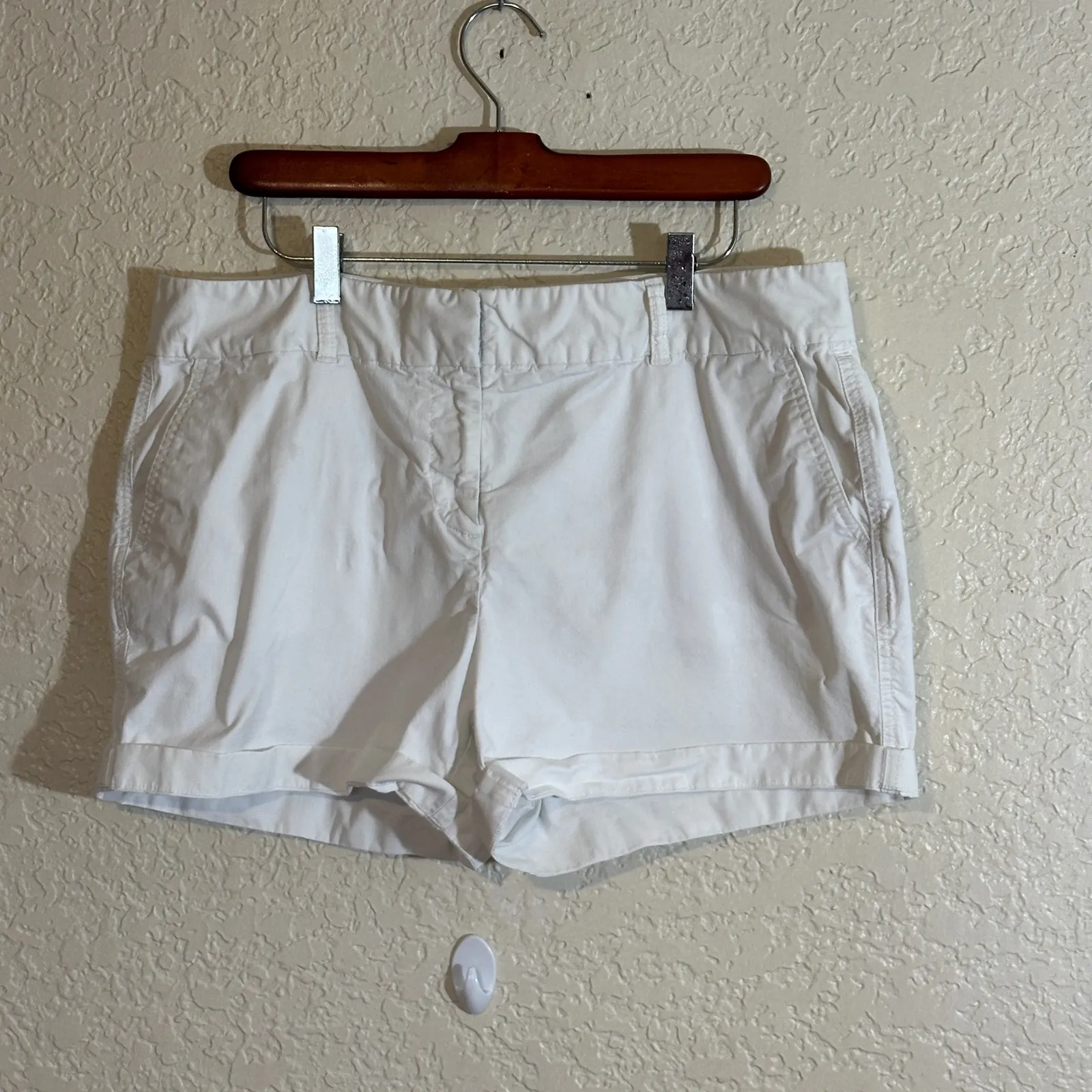 Vineyard Vines Women 14 White Cotton Spandex Chino Shorts Rolled Cuff Casual - Image 4