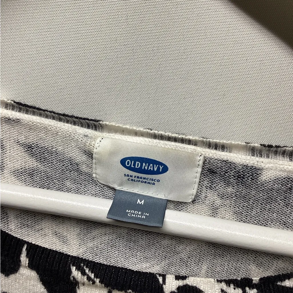 Old Navy light weight sweater. Size Medium. Black floral - Image 7