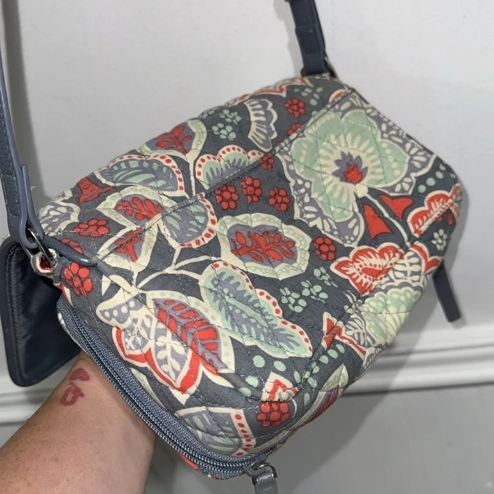 Vera Bradley purse twist lock floral plenty of credit card slots space gray - Image 5