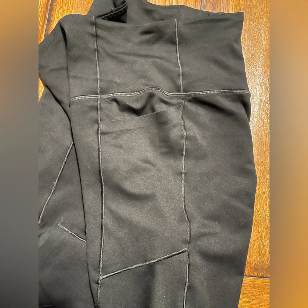 VS Pink ‘Sweat’ 3/4 leggings sz M - Image 3