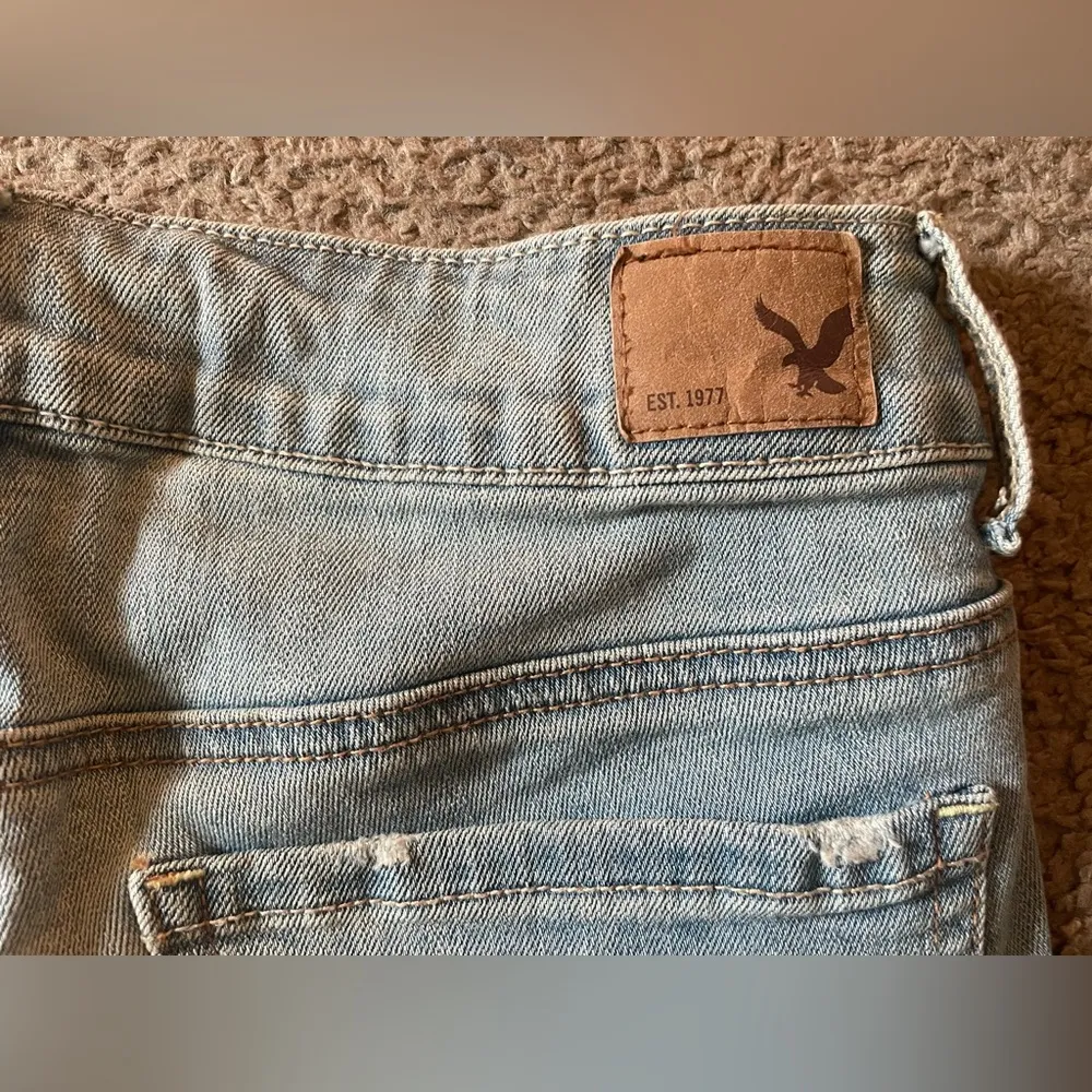 American Eagle Shortie Distress Blue White Washed Denim Jean Shorts Lace Pockets - Image 13