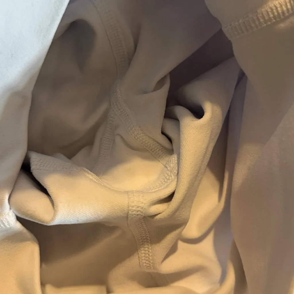 Alo White Biker Shorts Sz M - Image 4