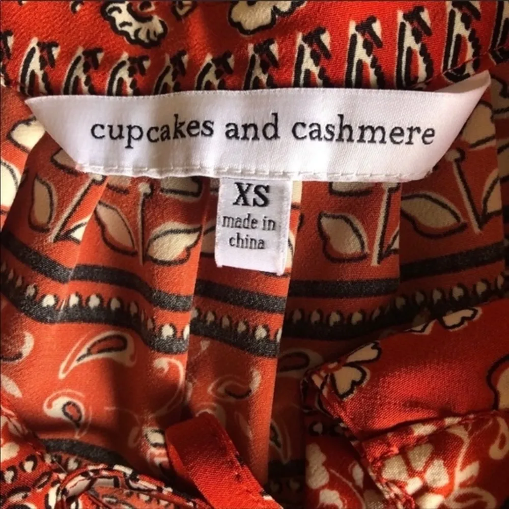Cupcakes & Cashmere Split V-Neck Print Blouse XS - Image 3