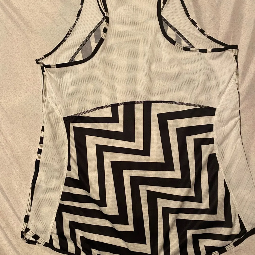 dri fit Black and white tank top - Image 5